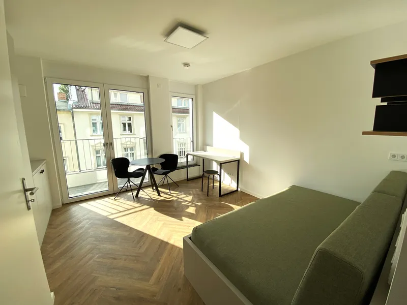 Modernes Süd-Balkon Studio möbliert mit EBK sowie Abstellkammer! Direkt am Marktplatz Adlershof! — photo 1